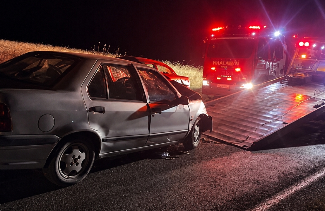 Karşı Şeride Geçti, Araçlar Hurdaya Döndü: 5 Yaralı