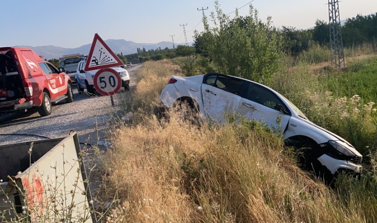 Malatya Doğanşehir’de Kamyonet ile Otomobil Çarpıştı!