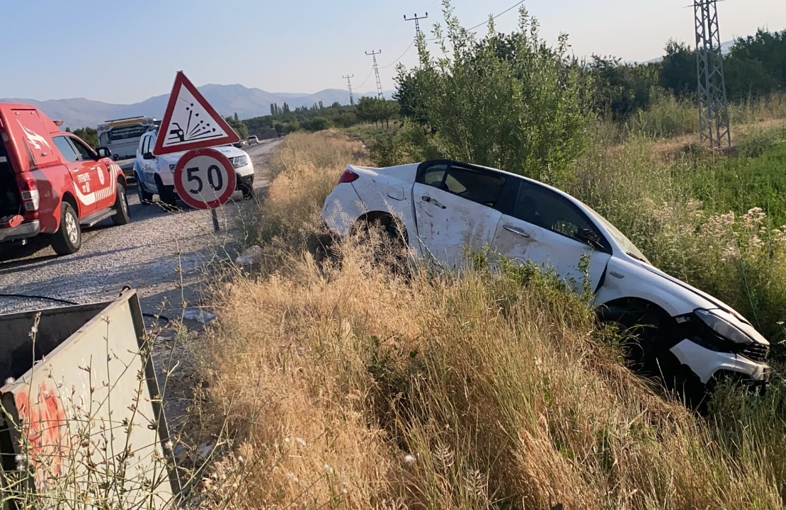Malatya Doğanşehir’de Kamyonet ile Otomobil Çarpıştı!