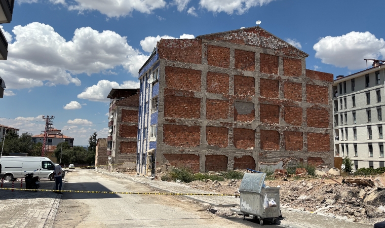 Malatya'da Bir Binada Yıkım Tehlikesi Oluştu