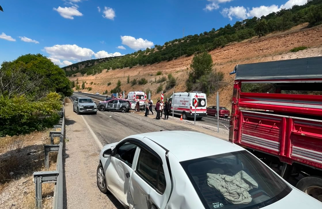 Malatya'da Düğün Konvoyunda Zincirleme Kaza: 4 Yaralı