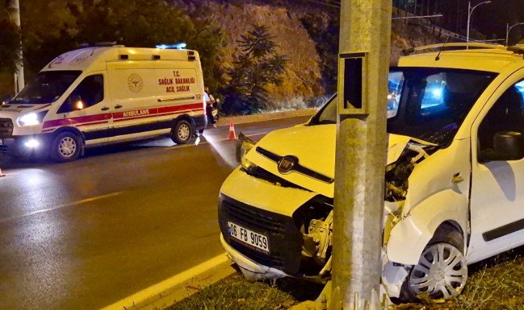 Malatya'da Hafif Ticari Araç Aydınlatma Direğine Çarptı!