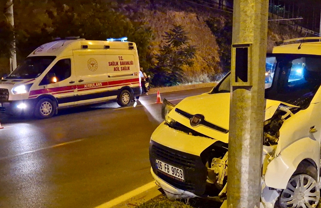 Malatya'da Hafif Ticari Araç Aydınlatma Direğine Çarptı!