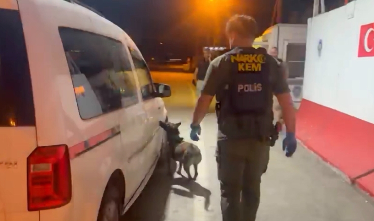 Narkotik Köpeği Tepki Verdi, Gizli Bölmeden Uyuşturucu Çıktı