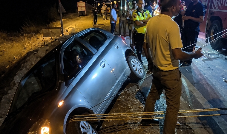 Otomobil Kanala Düşmekten Son Anda Kurtarıldı