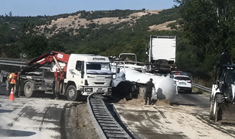 Yakıt Tankeri Devrildi, Kara Yolunda Önlem Alındı