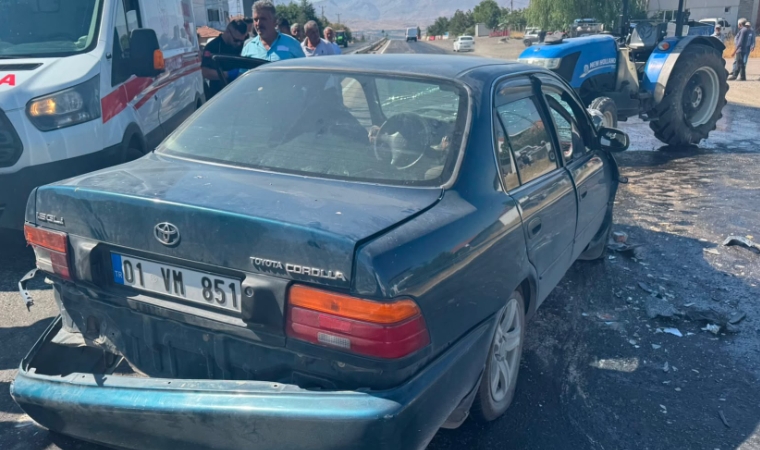Doğanşehir’de Otomobil Traktöre Çarptı: 3 Yaralı