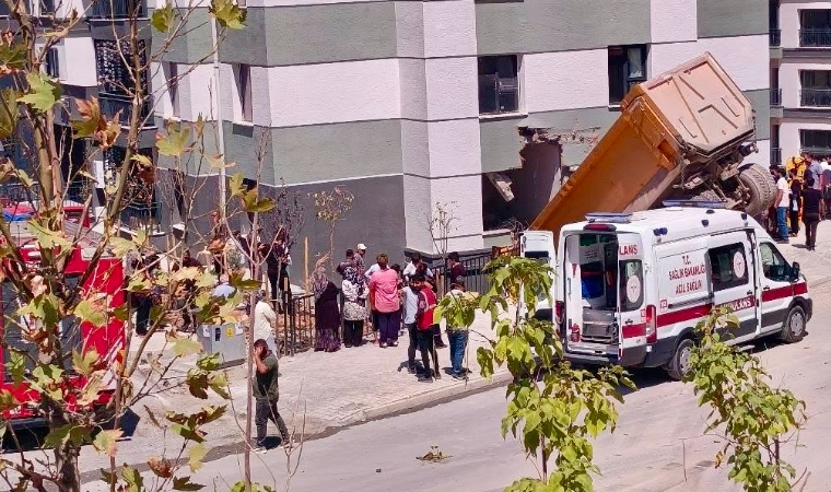 Freni Boşalan Hafriyat Kamyonu TOKİ konutlarına Girdi