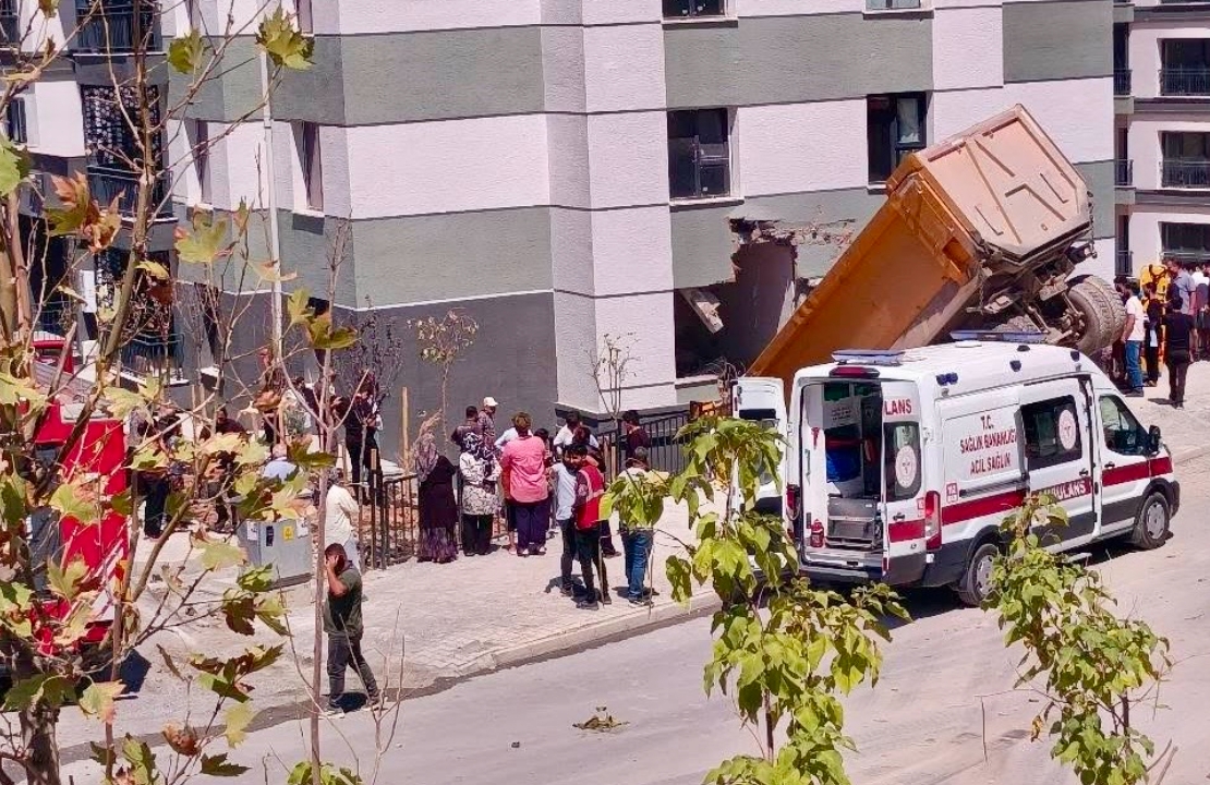 Freni Boşalan Hafriyat Kamyonu TOKİ konutlarına Girdi