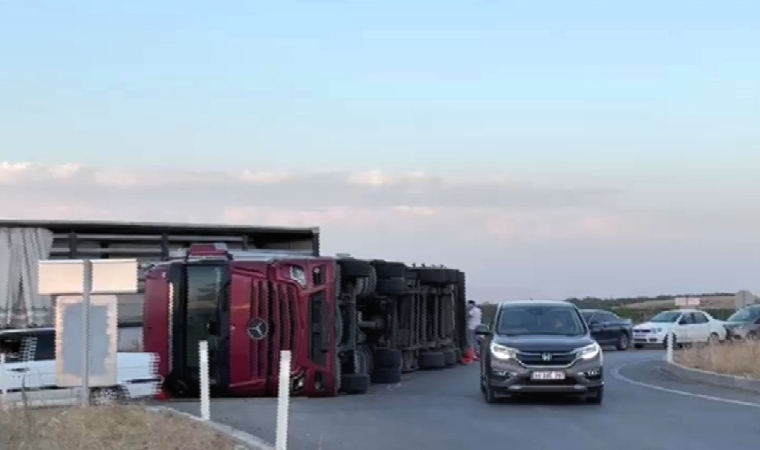 Malatya'da Kayısı Yüklü Tır Devrildi: 1 Yaralı