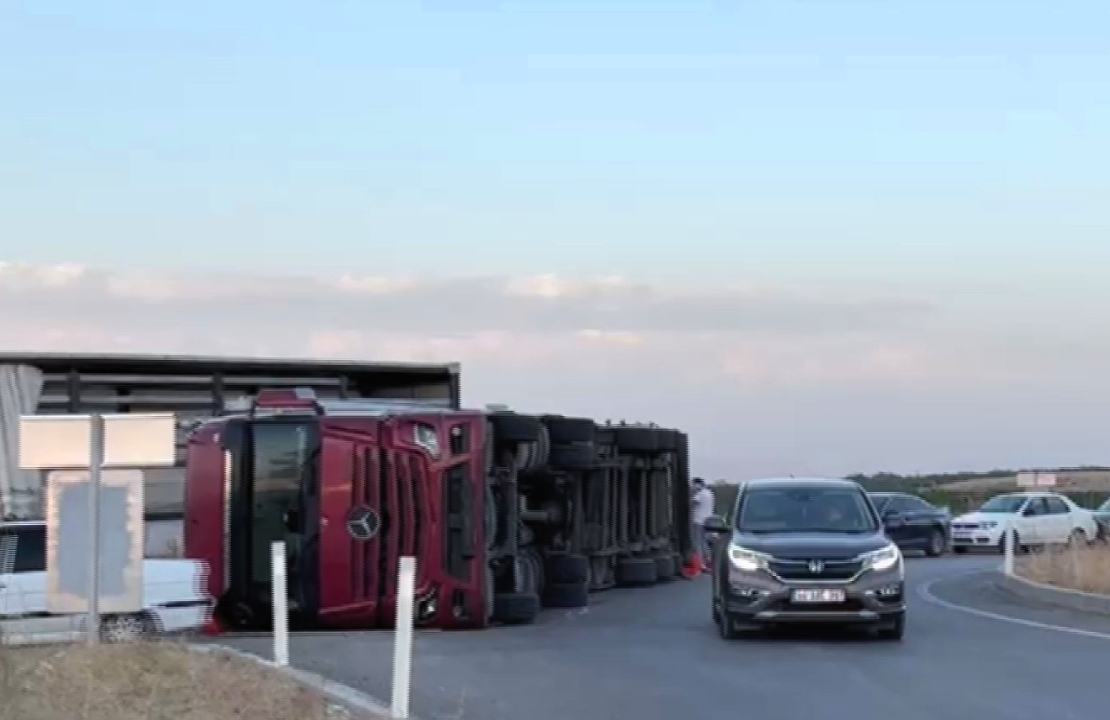 Malatya'da Kayısı Yüklü Tır Devrildi: 1 Yaralı