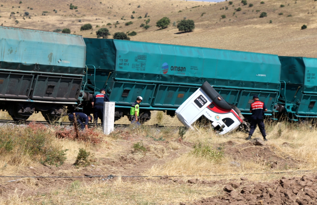 Malatya'da Yük Treni Kamyona Çarptı!