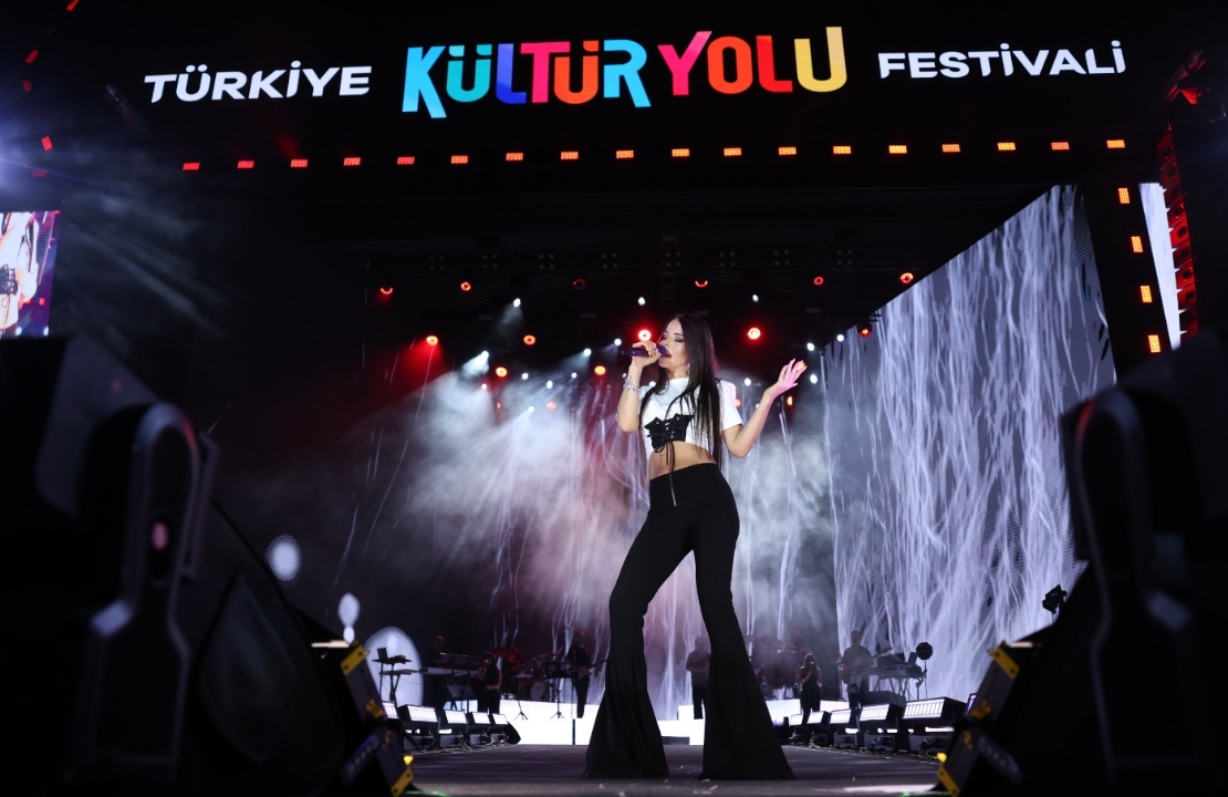 Simge Malatya’da 100 Bin Kişiye Konser Verdi!