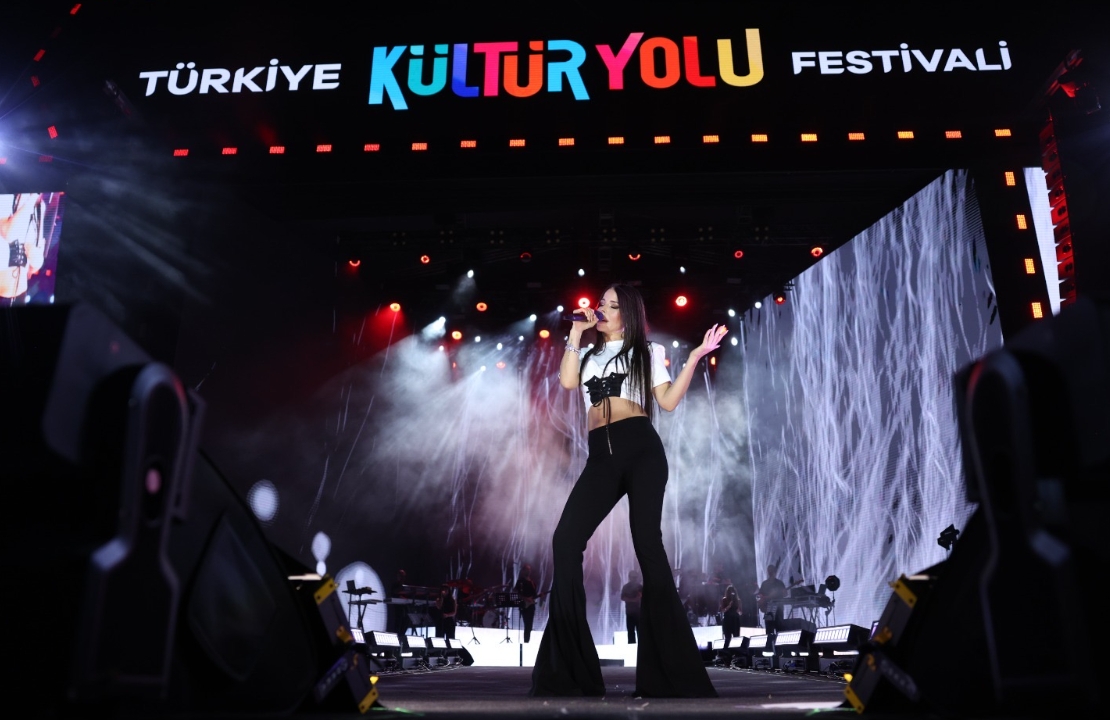 Simge Malatya’da 100 Bin Kişiye Konser Verdi!