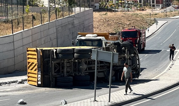Malatya’da İki Hafriyat Kamyonu Çarpıştı: 1 Yaralı