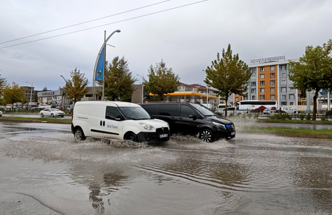Malatya’da Sağanak Etkili Oldu! Yollarda Su Birikintileri Oluştu