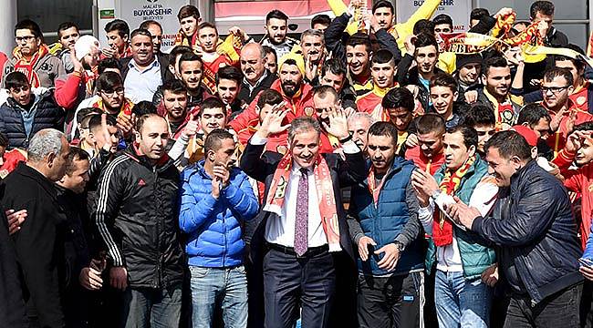 Malatyalı Taraftar Otobüsü Kapınca Coşku Koptu
