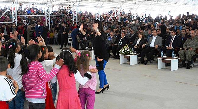 Vali Toprak ve Eşi Suriyeli Çocuklarla Eğlendi