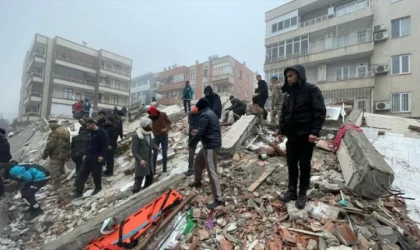 10 İli 7.4'lük Deprem Vurdu! 76 Ölü 440 Yaralı