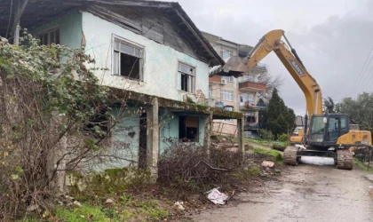 Kocaeli Gölcük’te riskli binalar yıkılıyor