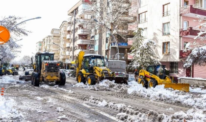 Malatya’da yağış sonrası karın izleri temizliyor