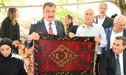 Akçadağ Başkan Selahattin Gürkan'ı Bağrına Bastı
