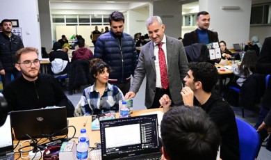 Başkan Mehmet Çınar'dan Öğrencilere Sürpriz Hediye!