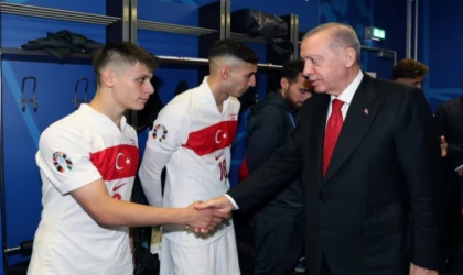 Milli futbolcuları soyunma odasında ziyaret etti