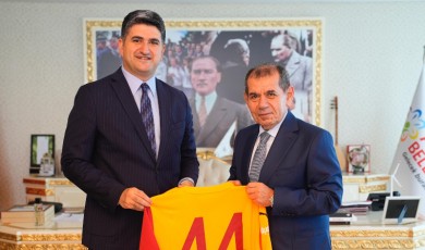 Galatasaray Başkanı Malatyalı Başkan'a Forma Hediye Etti!