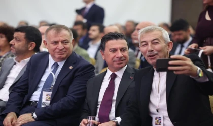 Arapgir Belediye Başkanı Cömertoğlu O Toplantıda Selfie Çekti!