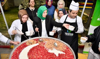 İlhan Başkanın Eşi Neşe Geçit'den Bol Kepçe Aşure İkramı