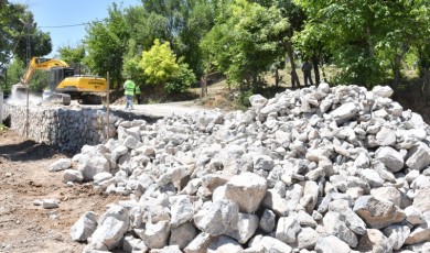 Yeşilyurt Belediyesi O Mahallede Taş Duvar Yapıyor!