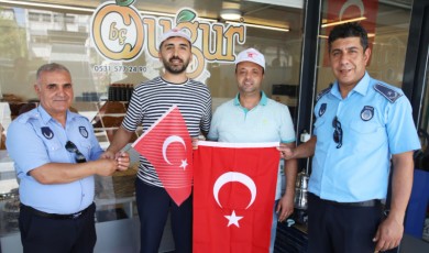 Battalgazi Belediyesi, Malatya'da Esnaflara Bayrak Dağıttı!