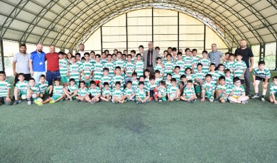 Yeşilyurt Belediyesi Çocuklara Futbol Sevgisi Aşılıyor
