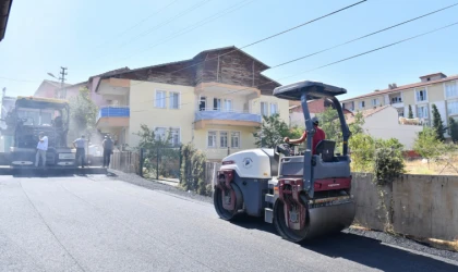Yeşilyurt Belediyesi O Mahalle’nin Yollarını Yaptı