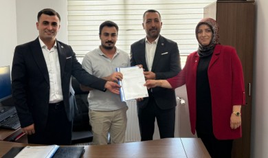 YRP İl Başkanı Burhan Kılıç Mazbatasını Aldı