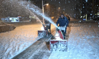 Yeşilyurt Belediyesi Gece Mesaisini Sürdürüyor
