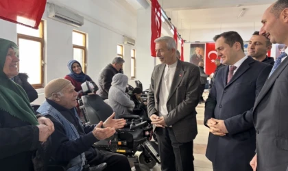 Arapgir’de Engellilere Tekerlekli Sandalye Dağıtıldı