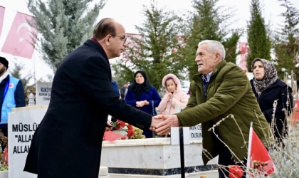 Başkan Geçit, Deprem Şehitliğini Ziyaret Etti