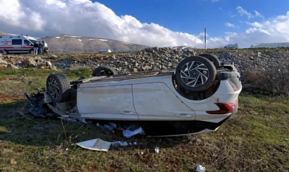 Malatya Doğanşehir’de Otomobil Şarampole Devrildi
