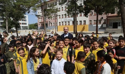 Başkan Altay Mezun Olduğu Selçuk İlkokulu’nda Öğrencilerle Buluştu