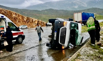 Doğanşehir’de Yolcu Minibüsü Yan Yattı: 12 Kişi Yaralandı