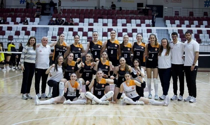 Eczacıbaşı Genç Kız Takımı Finalde!