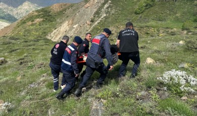 Pütürge’de Kayalıklarda Mahsur Kalan Yaşlı Kadın Kurtarıldı