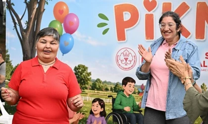 Yağmur Gülümsemeye Engel Olamadı