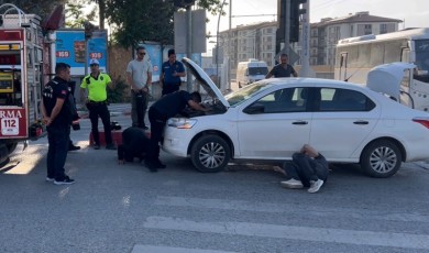 Araca Giren Kedi, İtfaiyenin Çaldığı Kedi Sesiyle Kurtarıldı