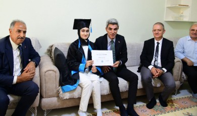 Engelleri Azimle Aştı! Karnesini Müdür Takdim Etti