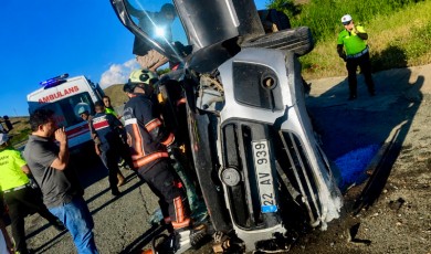 Kapıkaya Mevkiinde Hafif Ticari Araç Devrildi: 2 Yaralı