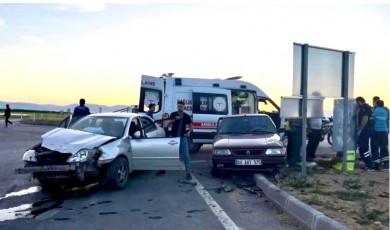 Kuzey Çevreyolu’nda İki Otomobil Çarpıştı: 2 Yaralı