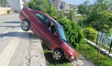 Otomobil Dereye Düşmekten Son Anda Kurtuldu